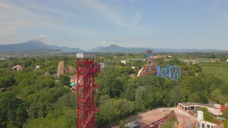 Vista-Aérea-Del-Parque-De-Atracciones-Movieland-Y-Paisaje-Cerca-Del-Lago-De-Garda,-Italia