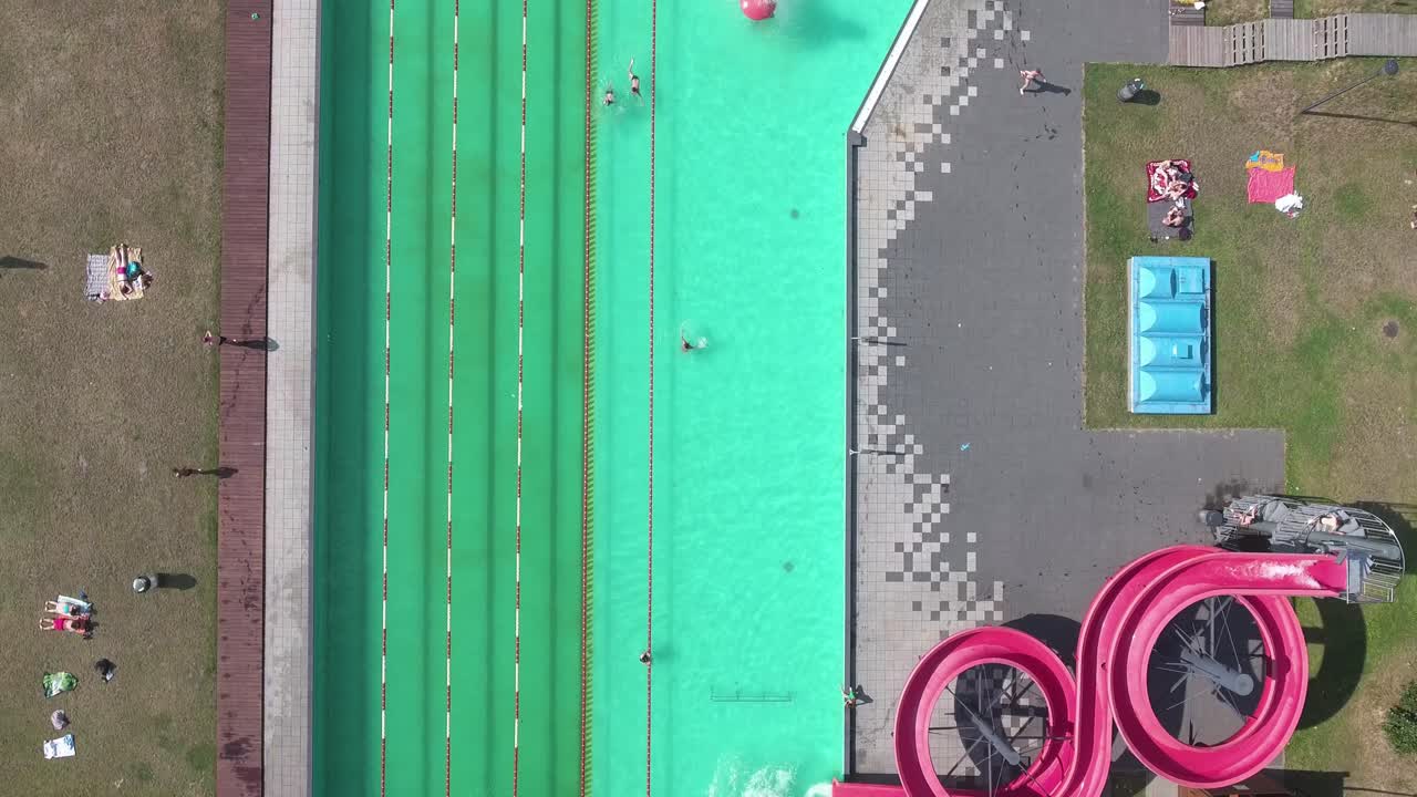 사람들이 즐겁게 노는 수영장의 조감도