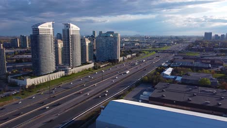 Toronto,-Ontario-Highway-401-Bei-Sonnenuntergang-Mit-Viel-Verkehr-Und-Transport-LKWs,-Die-Waren-Liefern