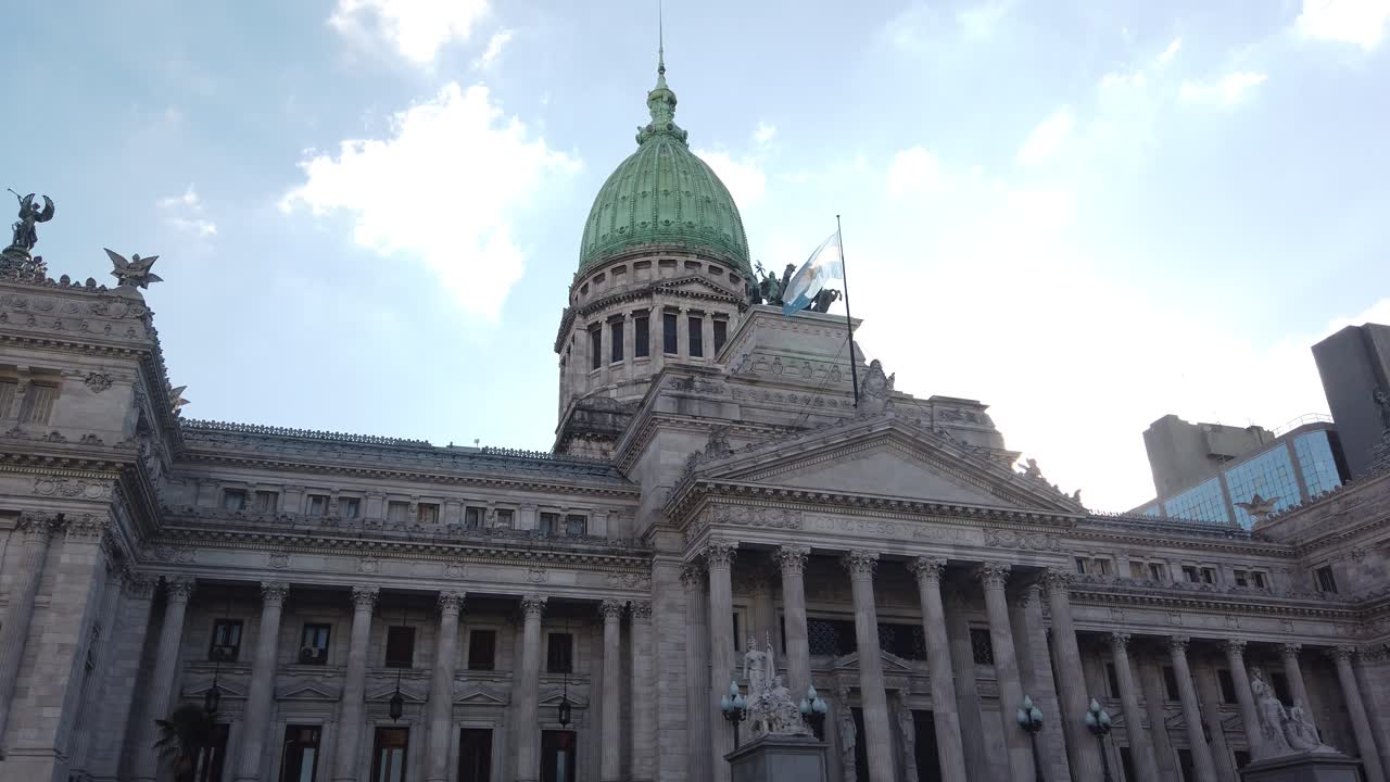 Plano general del Palacio del Congreso de la Nación al atardecer en la ciudad de Buenos Aires 60fps