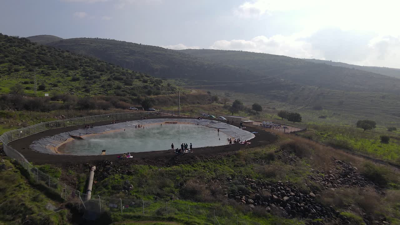 una tubería de agua caliente desemboca en un depósito de agua 4k_3