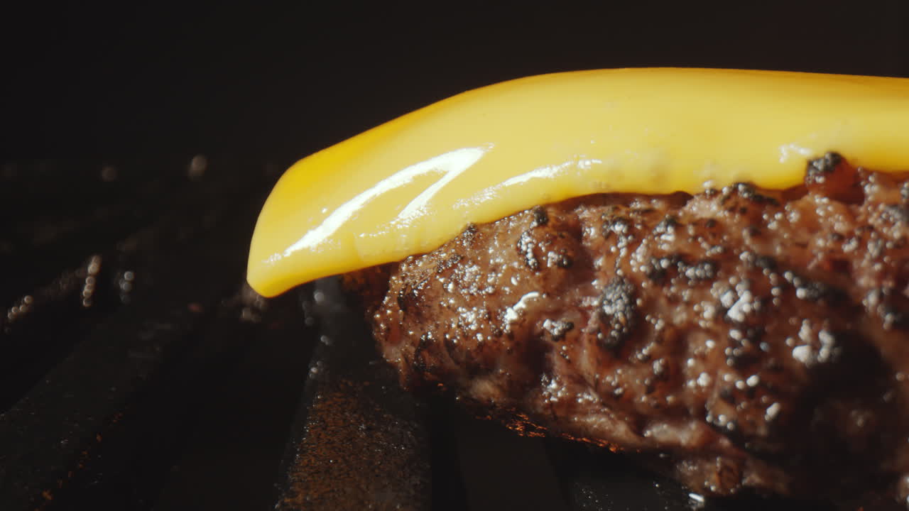 tiempo transcurrido de la fusión del queso en la carne de la hamburguesa en la parrilla