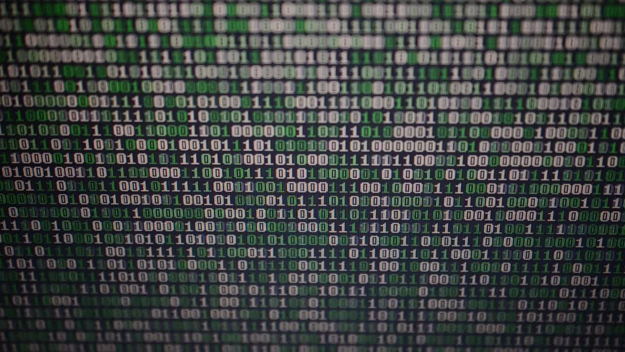 Binær kode på monitorskærmen. Optagelse af binær kode, baggrund.