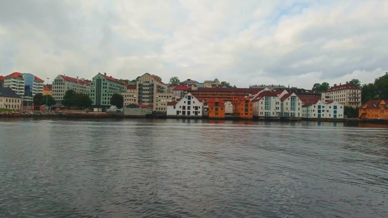 Case e appartamenti colorati lungo il porto di Bergen in Norvegia.