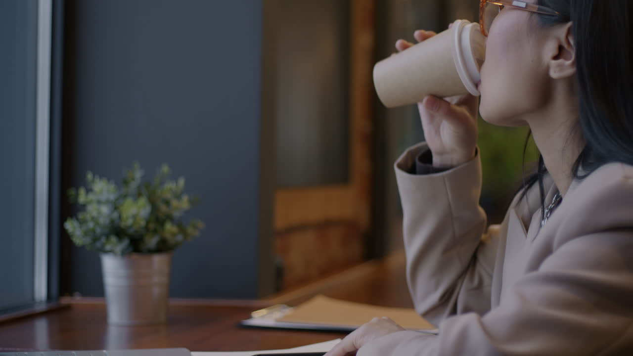 카페에서 노트북으로 일하는 여자