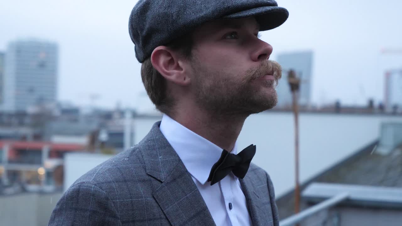 여기서 콧수염을 기르고 회색 베레모를 쓴 젊은 성인을 볼 수 있습니다.