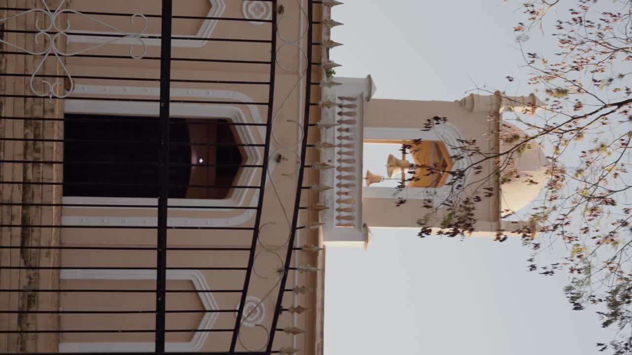 Antiga igreja católica com grades na frente.