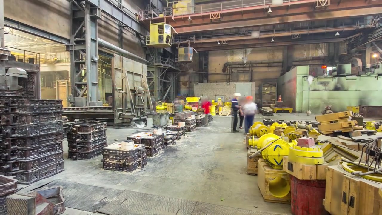 El metal líquido se vierte en moldes en la planta metalúrgica, timelapse hyperlapse. Trabajador controlando la fusión de metal en hornos. Taller de fábrica con horno de fabricación de acero.