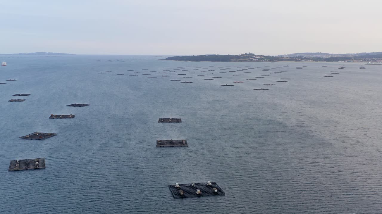 평온한 갈리시아 해양 만의 상징적인 바테아스