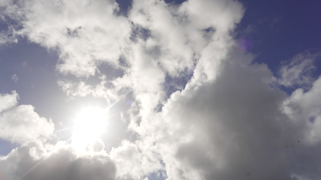 временный промежуток облаков на солнечном голубом небе