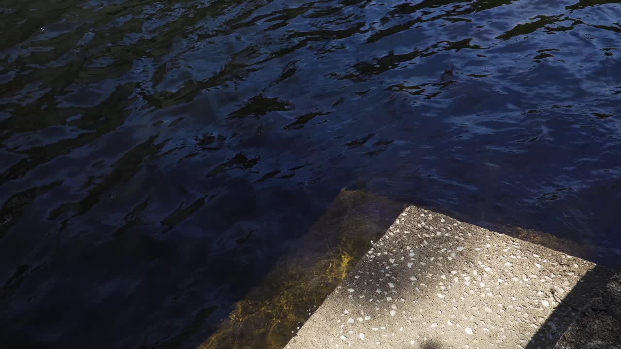 수중 콘크리트 슬랩, 침수된 도시 지역의 세부 사항, 비오는 날의 여파