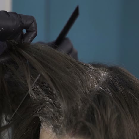 el estilista se muere el cabello.