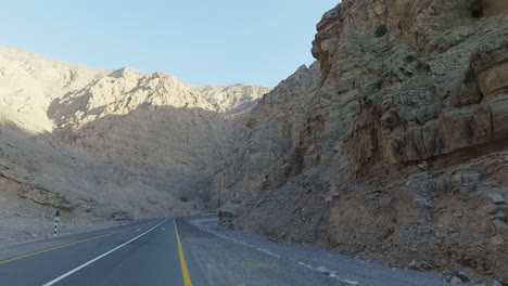 toma de la cordillera desde un automóvil mientras la cámara se mueve a través