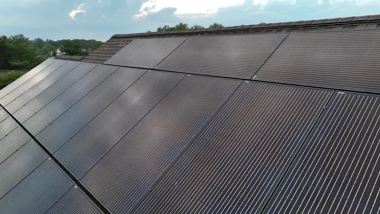 폭풍 후에 물방울이 있는 태양 패널