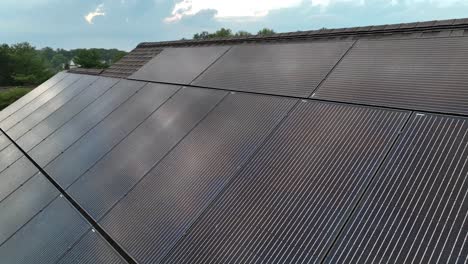 paneles solares con gotas de agua después de una tormenta