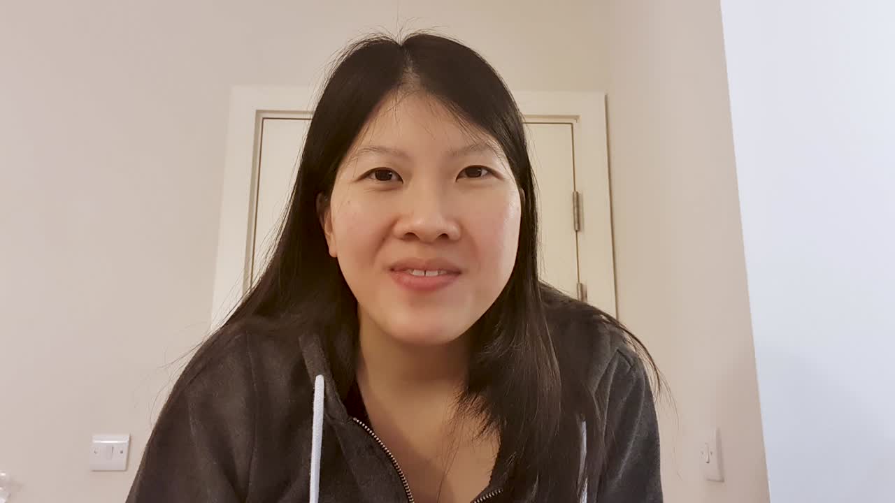 친구들과 화상 통화를 하는 동안 카메라에 좋은 소식을 전하는 나이 든 학생