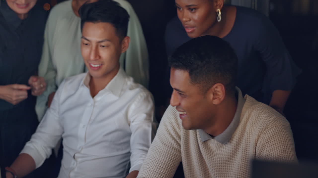 성공, 승리 및 비즈니스 사람들은 컴퓨터에