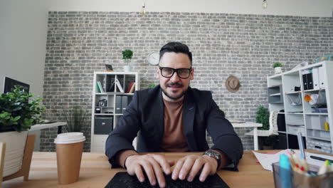 hombre de negocios en videoconferencia