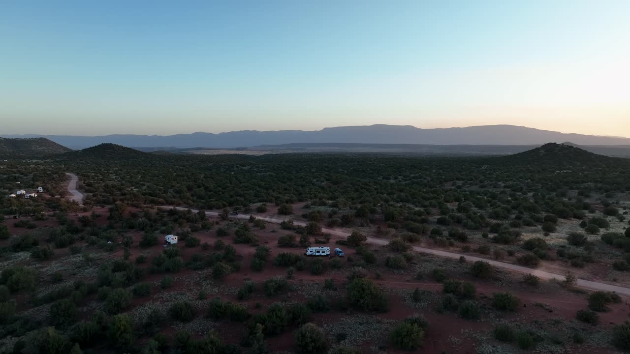 autocaravana en el desierto salvaje cubierto de arbustos verdes cerca de sedona, arizona