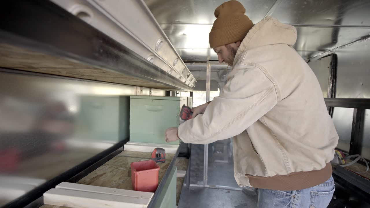 carpintero atornilla madera para hacer estanterías con taladro inalámbrico