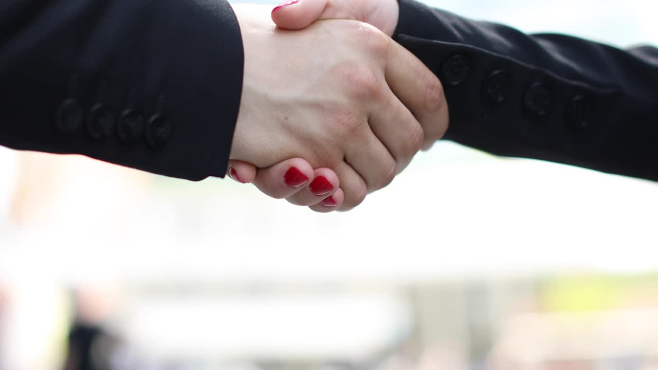 apretón de manos entre personas de negocios al aire libre