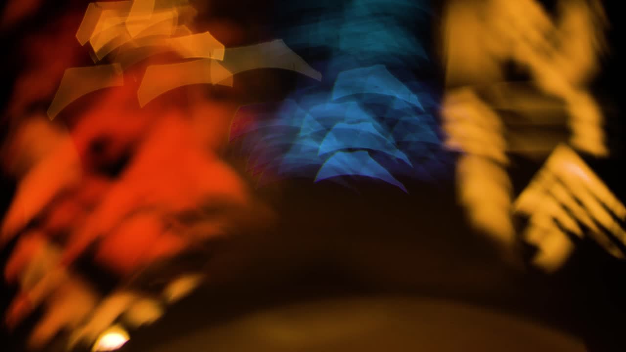 어두운 배경에 대한 움직임과 함께 다른 색상의 반 ⁇ 이는 불빛