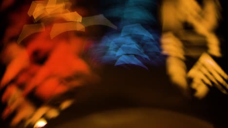 diferentes luces brillantes de color con movimiento contra un fondo oscuro