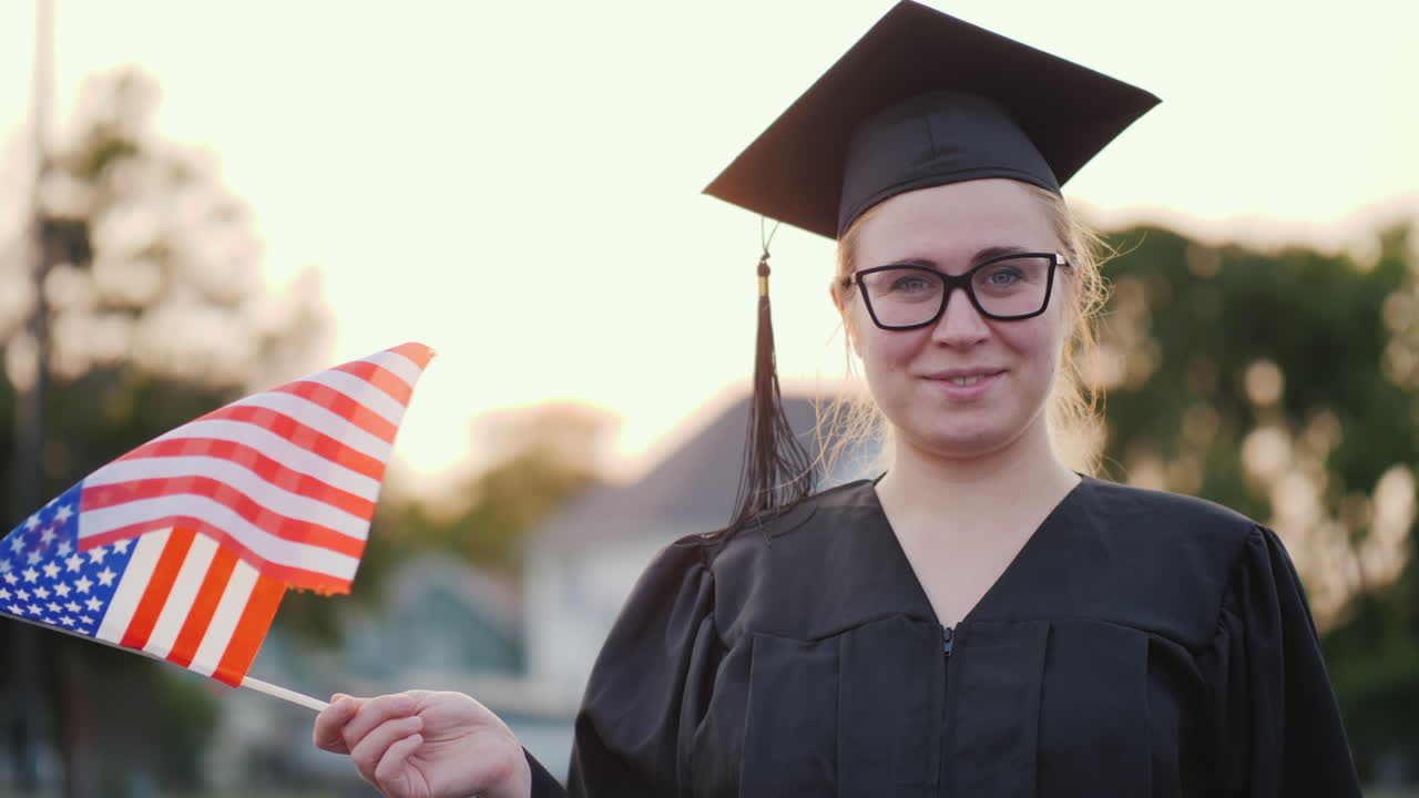 vista trasera de un graduado con la bandera de nosotros en mano estudiar en canadá