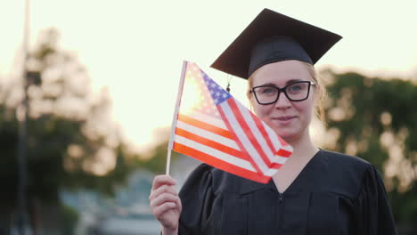 Vista-Posterior-De-Un-Graduado-Con-La-Bandera-De-Nosotros-En-La-Mano-Estudiar-En-Canadá