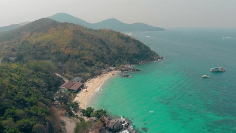 Playa-De-Arena-Amarilla-Cerca-De-La-Vista-Superior-Del-Agua-Turquesa-Del-Océano