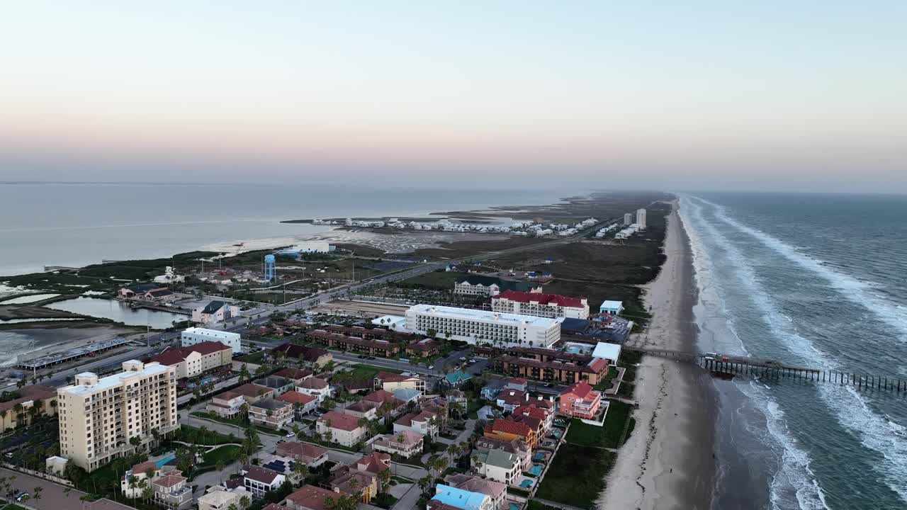 Vista aerea di hotel e case vacanze a South Padre Island, Texas