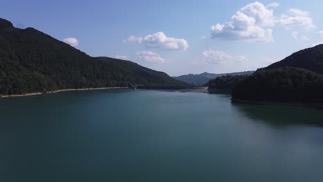 Toma-Aérea-De-Una-Represa-Moderna-Que-Proporciona-Energía-Verde-Para-Las-Aldeas-Locales-En-El-Lago-Paltinu-Del-Valle-De-Doftana-En-Rumania