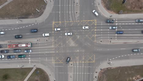 antena: coches circulando por una calle en hora punta y peatones caminando sobre cebras