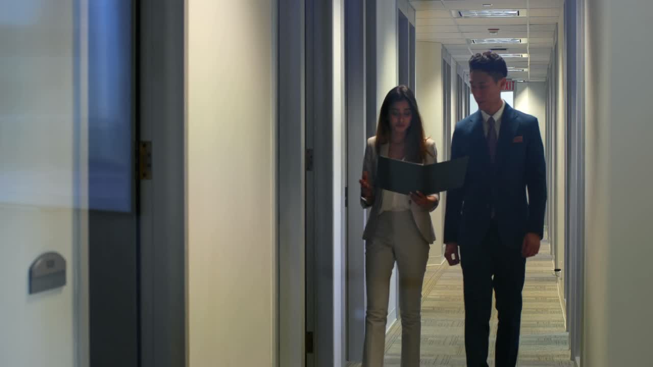 gente de negocios interactuando entre sí en la oficina 4k