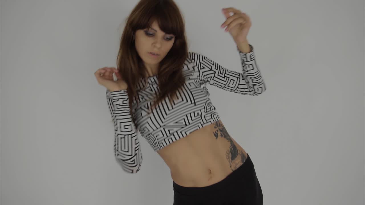 mujer bailando en estudio