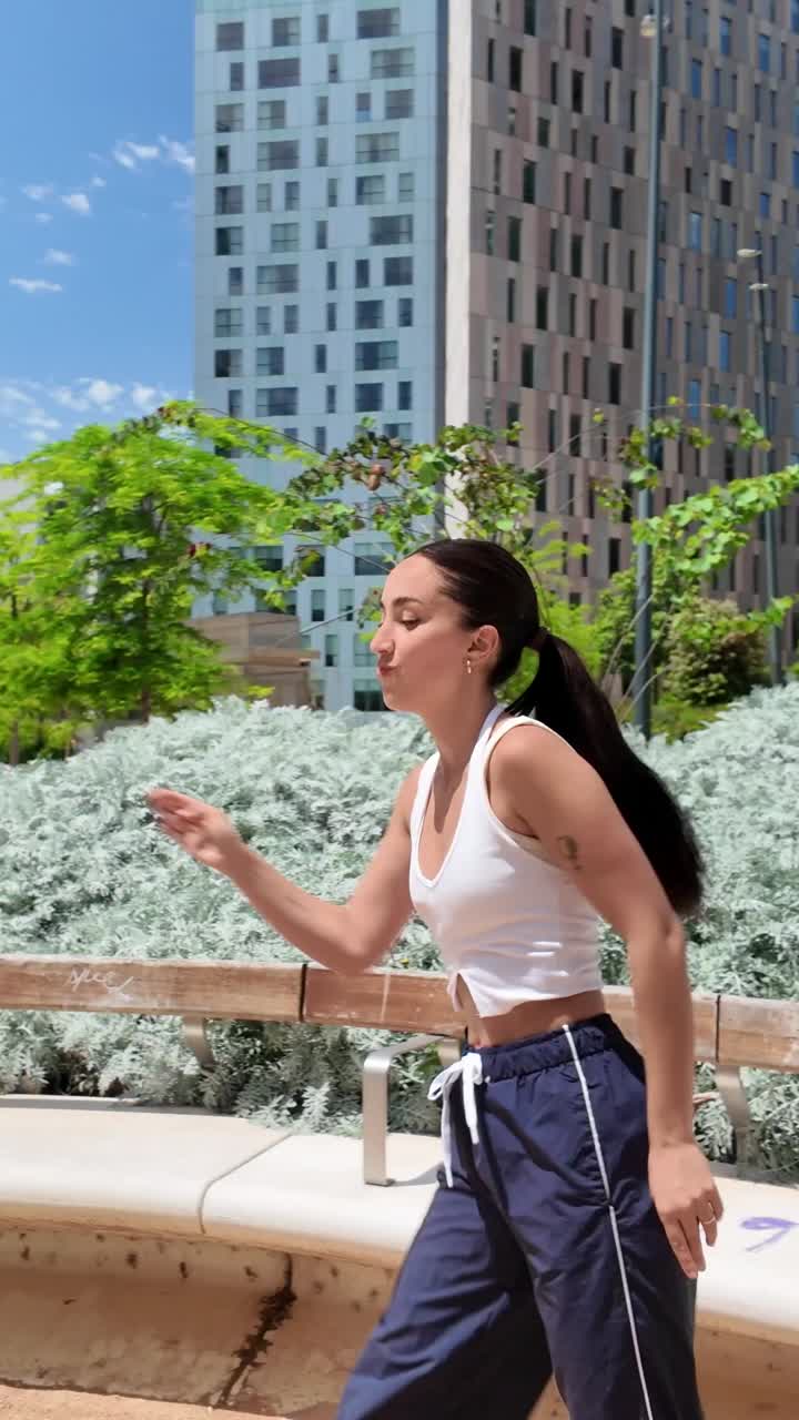 야외에서 춤을 추는 여자