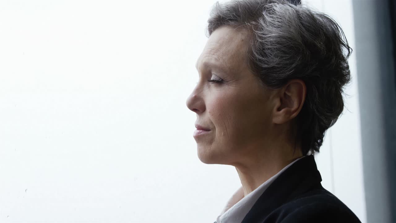 Donna d'affari pensierosa guarda altrove