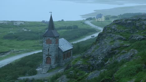 capilla del rey oscar ii en grense jakobselv, noruega en niebla profunda