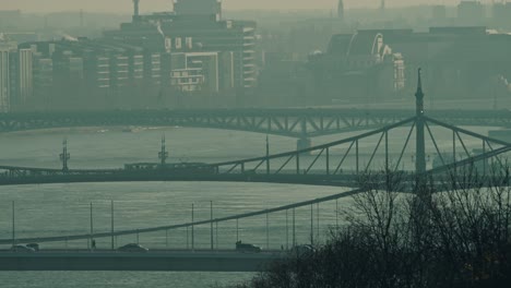 Puentes-De-Budapest-Con-Algo-De-Tráfico-Ligero-Sobre-Ellos.