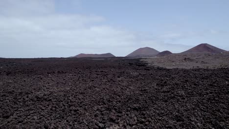 Toma-Aérea-De-Campos-De-Lava-Y-Paisaje-Volcánico