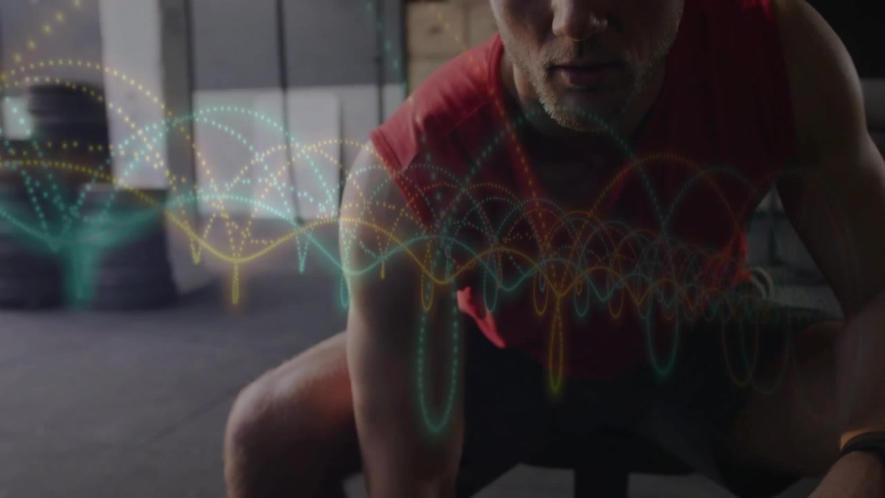 Uomo che afferra un manubrio ed esegue un curl seduto per l'allenamento della forza, con una sovrapposizione di forme d'onda che traccia i dati.