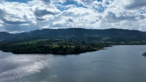 Drohnenvideo-Vom-Neusa-See-In-Kolumbien