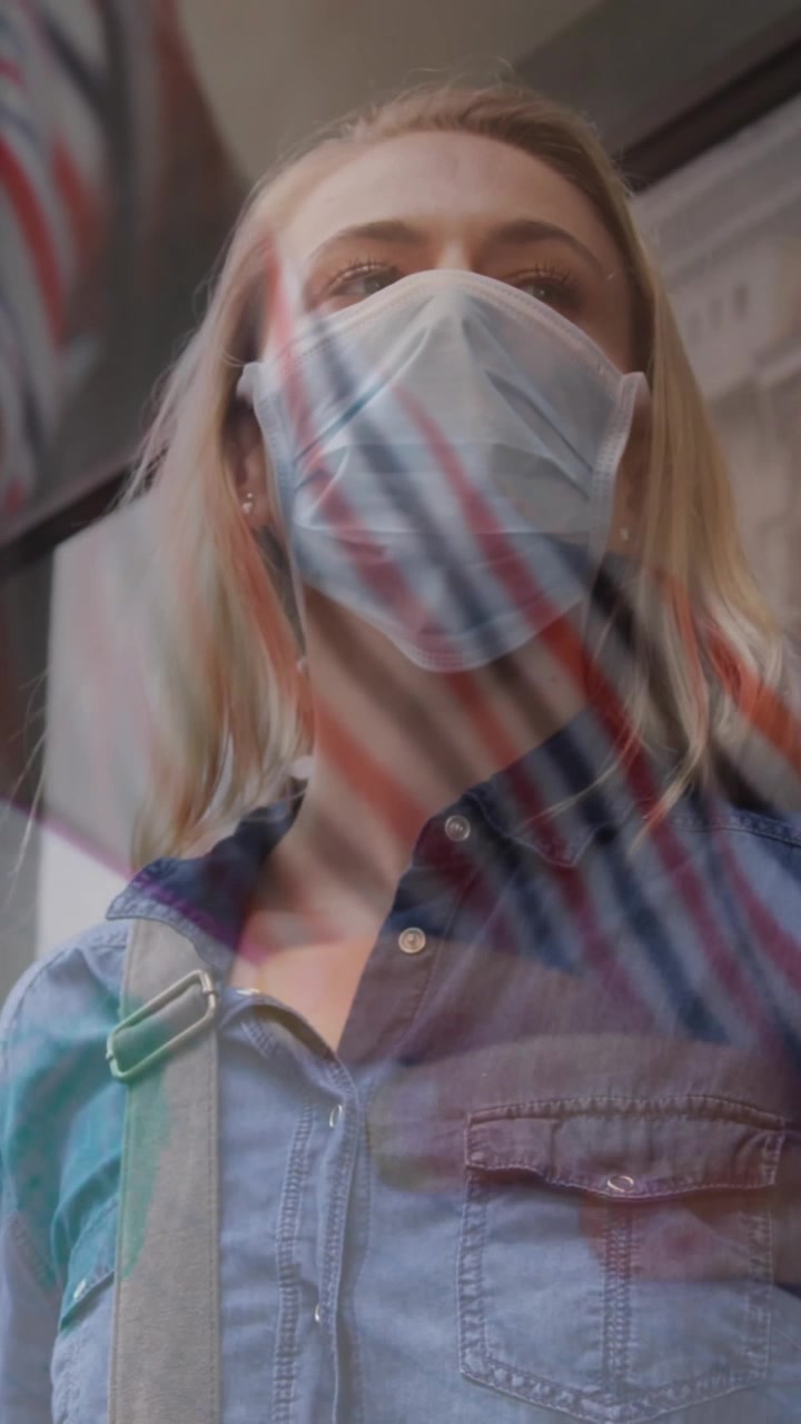 Video composito di donna caucasica che indossa una mascherina, contrapposta a uno studente che studia a scuola.