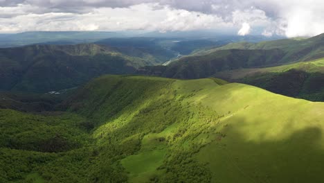 Volando-Sobre-Una-Meseta-Montañosa.-Hermoso-Paisaje-De-La-Naturaleza.