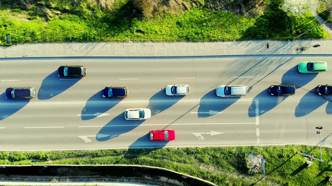 Panoramisk luftoptagelse af en travl gade med trafikprop