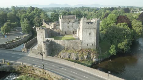 Castillo-De-Cahir-Conservado-Cerca-Del-Puente-Del-Río-Suir-En-El-Condado-De-Tipperary,-Irlanda