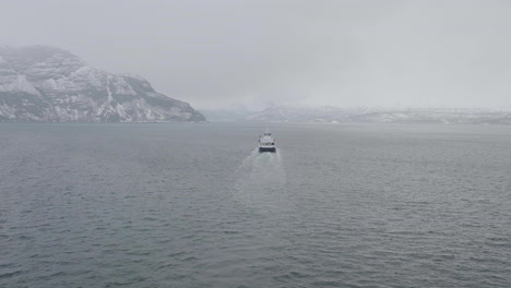 Fähre-Segelt-In-Nordnorwegen-An-Einem-Bewölkten-Wintertag,-Luftaufnahme