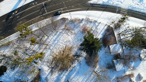 vista aérea de arriba hacia abajo del tráfico de la calle de invierno en el centro de gdansk, polonia