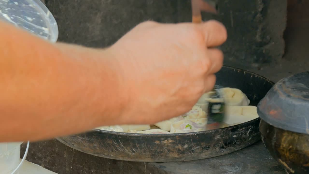 chef cocinando mini pasteles con pollo y queso