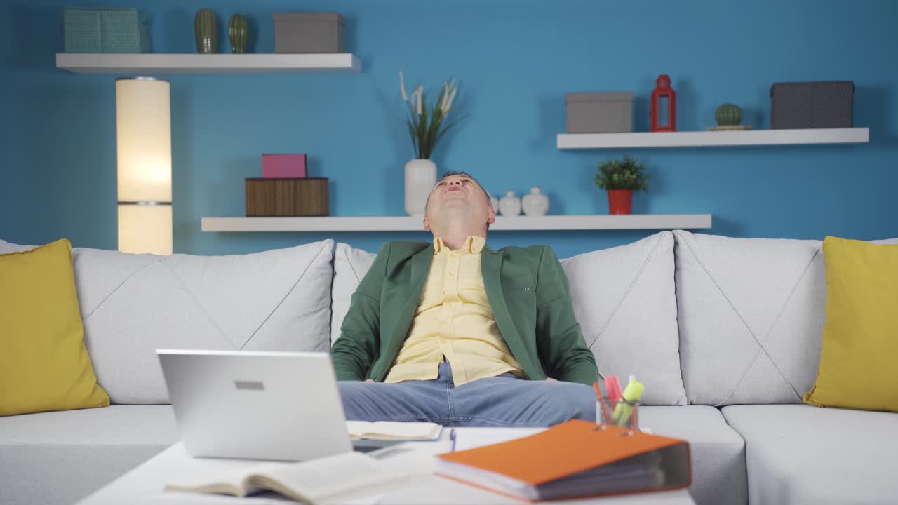 홈 오피스 워커는 일을 끝내고 휴식을 취합니다.